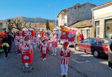 Alumnos del CEP Sabarís y de la Escola Infantil O Areal tomaron las calles de la parroquia