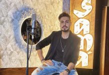 El cantante Ángel Sevilla ofrece un concierto en la cafetería del Centro Cultural de Baíña