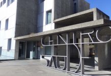 La rotura de la tubería del agua deja sin servicio al centro de salud de Baiona