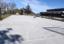 Baiona renueva la pista polideportiva del colegio de Belesar