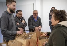 Gondomar entrega 250 nuevas trampas para la avispa velutina