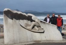 Nigrán inaugura una escultura en homenaje al mundo del surf en la Praia de Prado