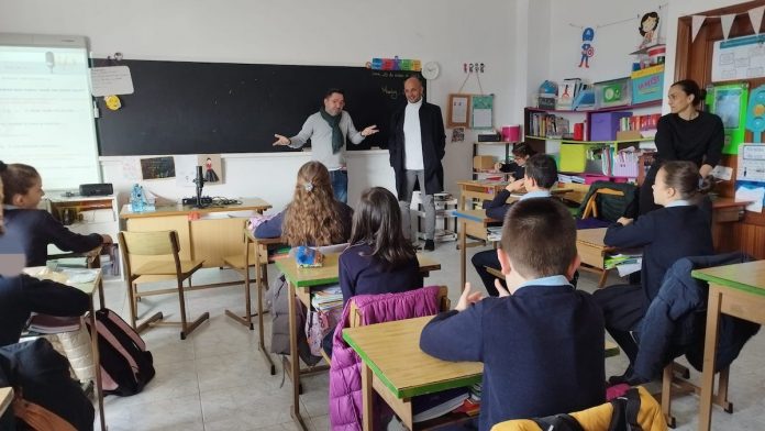 Jóvenes de O Porriño se sumergen en el mundo de los podcast de la mano de Damián Alonso