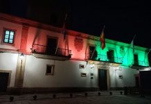 Baiona ilumina de naranja y verde a fachada del Concello por el Día Nacional de la Fibrosis Quística