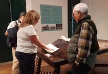 Baiona entrega a J. Antonio Infante una versión digital del diario cedido a la Casa de la Navegación