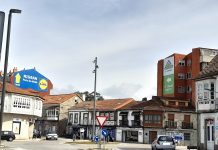 Denuncia el impacto paisajístico y urbano de grandes anuncios publicitarios en fachadas de A Ramallosa