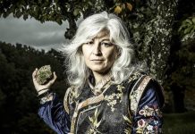 Montserrat Villar presentará en Baiona su libro en edición bilingüe “Os abrazos do Mar”