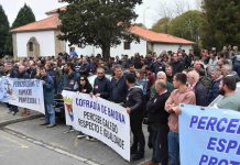 Percebeiros de Baiona defienden en Santiago el futuro de más de 115 familias de la villa