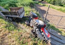 Herido un septuagenario tras quedar atrapado bajo el tractor que conducía en Oia