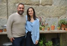 El candidato de Podemos en Baiona, Agustín Silva, se reúne con Ione Belarra