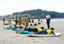 Niños de O Porriño surfean su primera ola en Patos