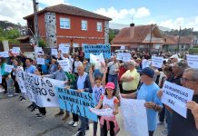 Vecinos de Borreiros se concentran para reclamar aceras