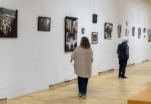 Andrea Zermeno y David Quinteiro muestran sus fotografías, pinturas y dibujos en Tui