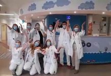 Los niños hospitalizados lanzan miles de besos desde el Álvaro Cunqueiro