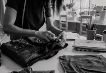 La juventud de Tomiño da una segunda vida a su ropa con un nuevo taller de la OMIX