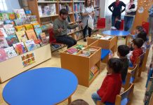 Alumnos de la Escola Infantil A Galiña Azul visitan la Biblioteca Municipal