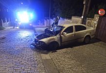 Arde un coche en marcha de madrugada en Camposancos