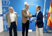 Roberto Carrero recoge las dos Banderas Azules de A Guarda