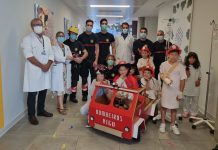 Los Bomberos de Vigo hacen una demostración de rapel a los niños ingresados en el Álvaro Cunqueiro