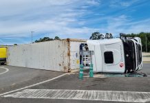 Vuelca un tráiler en la rotonda de Goián