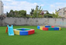 El patio exterior de la Escola Infantil A Galiña Azul de Nigrán cuenta con nuevo césped artificial