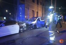 Un incendio calcina un coche en Vincios y causa daños a otro