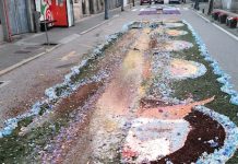 Destrozan con un vehículo varias alfombras florales en Gondomar