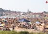 Voluntarios impulsan una campaña para evitar que San Xoán deje toneladas de residuos en la arena