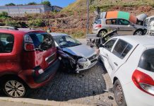 Un coche se empotra contra otros cinco que estaban estacionados en Gondomar