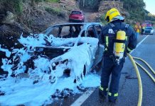 Se incendia un coche en plena marcha en Oia