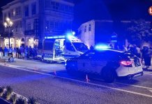 Arrolla a un ciclomotor en Baiona, se apea y su acompañante huye del lugar con el coche