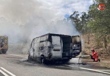 Arde por completo una furgoneta en Tomiño