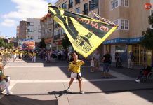 Miles de personas participaron en el desfile de las Bandas Mariñeiras