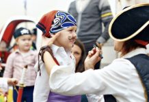 La plaza del Concello de Baiona acoge esta tarde el Festival PequeFest