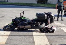 Una colisión entre un coche y una moto deja dos heridos en Baiona