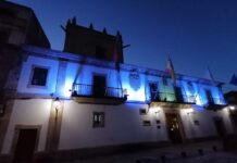 Baiona ilumina de azul la fachada del Concello por el Día Marítimo Mundial