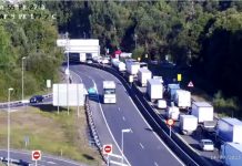 Un accidente entre un camión y tres vehículos provoca retenciones kilométricas en la A-55 en Tui