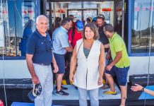Un grupo de usuarios de centros de atención a la discapacidad salen a navegar por Baiona