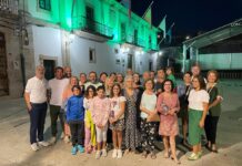 La Casa Consistorial y el Cruceiro de Santísima Trinidade se iluminan por el Día Nacional de la Artritis
