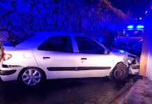 Dos heridos leves tras colisionar contra un muro de una vivienda en Nigrán