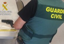 Detienen a dos jóvenes e investiga a un tercero por atracar una joyería y un comercio en A Guarda