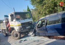 Roban en una gasolinera de Tomiño y en la huida se estrellan contra un camión
