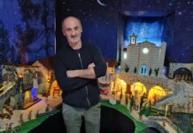 Un Belén artesanal en Baredo con figuras hechas con cáscaras de bellota