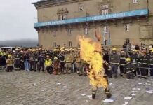 Un bombero se quema a lo bonzo en la Praza do Obradoiro contra la precariedad laboral