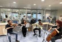 Un cuarteto de cuerda ofrece un concierto a los enfermos de la UCI del Álvaro Cunqueiro