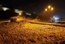 Un manto de espuma cubre la Praia da Concheira y el parque de A Palma de Baiona