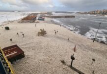 Una impresionante alfombra de espuma coloniza, de nuevo, el puerto de A Guarda