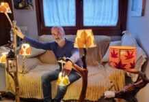 Un vecino de Baredo transforma madera de deriva en lámparas artesanales