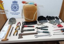 Dos detenidos como autores de un robo con fuerza en un establecimiento de Baiona