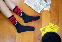 La marca viguesa-tudense SomosOcéano saca al mercado una colección de calcetines dedica a la película «El Día de la Bestia»
